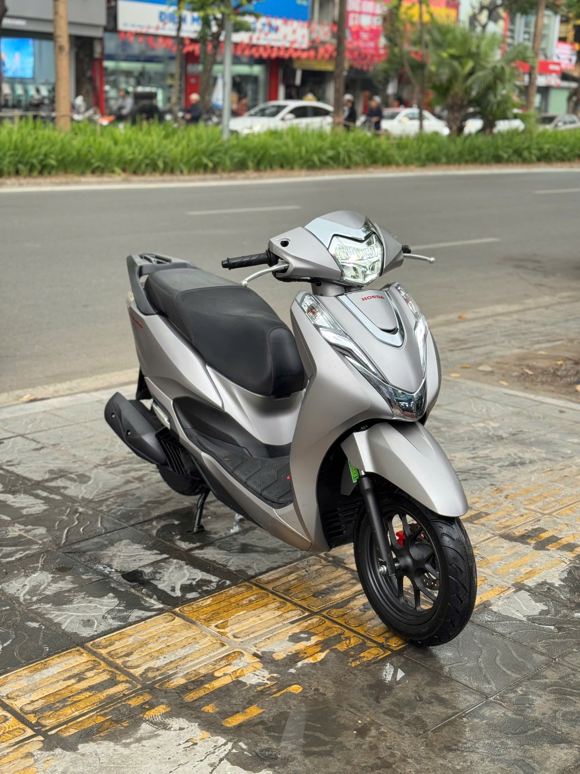 Lead 2023 xám ghi hồ sơ cầm tay