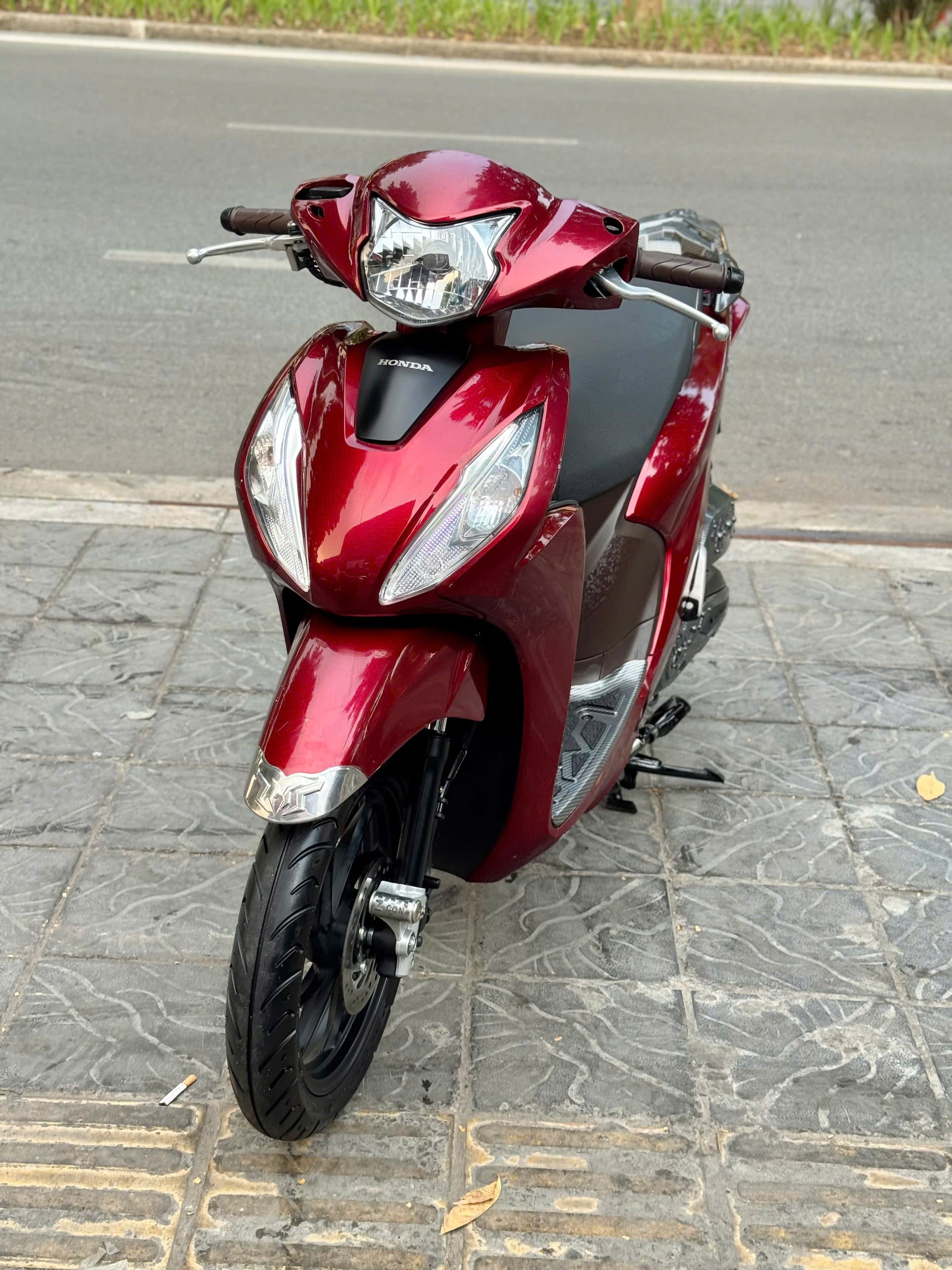 Vision 2025 đỏ 29AC-02352