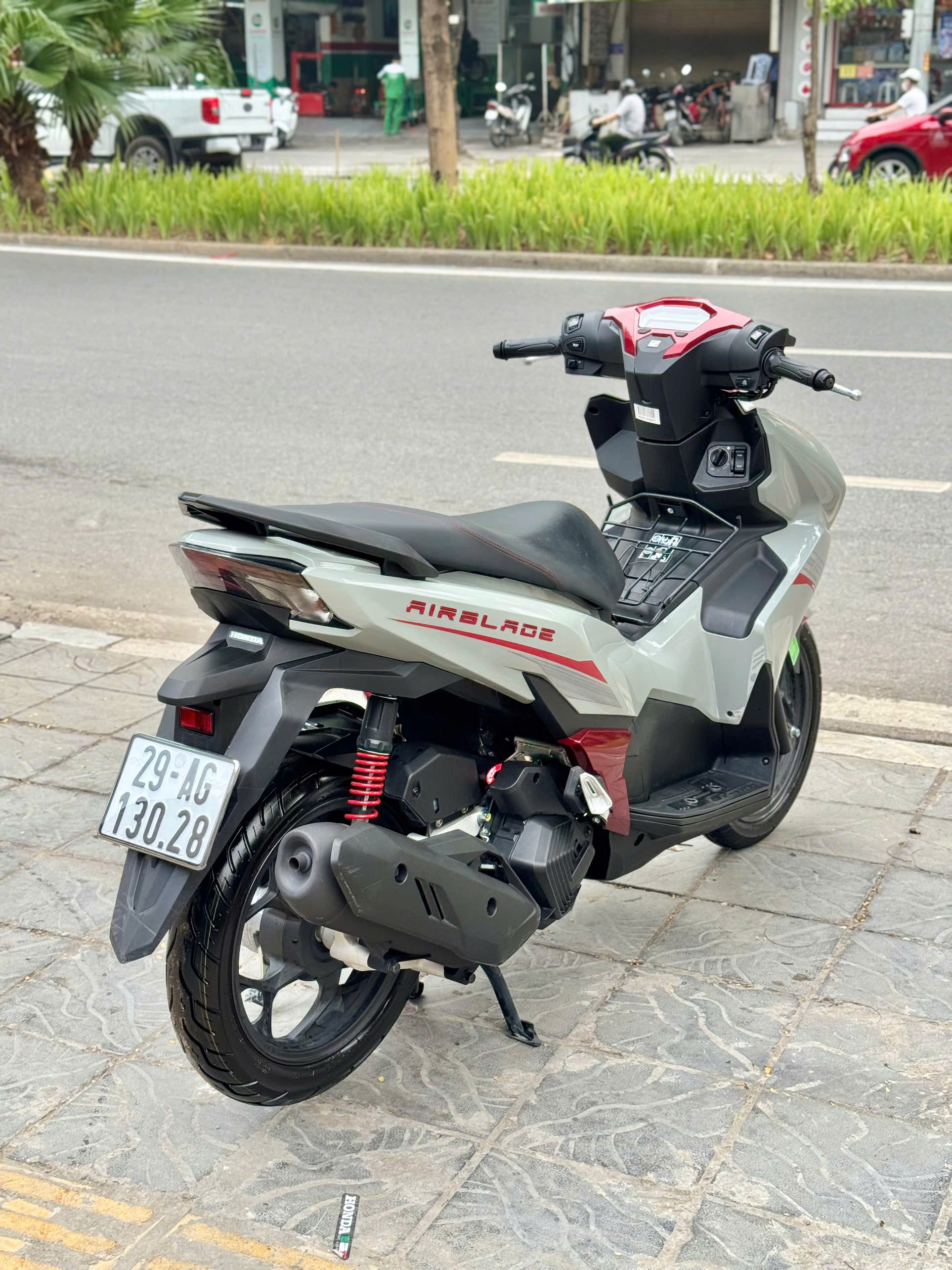 Ab125 2026 xám đỏ 29AG-13028