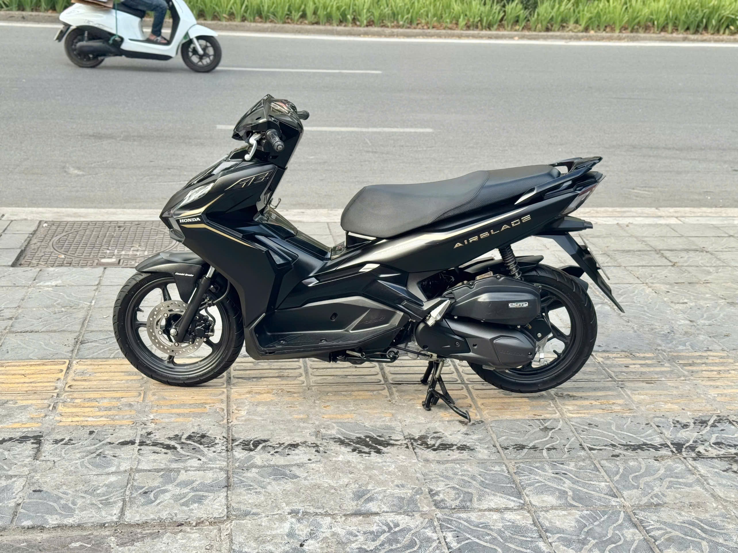 Ab125 cuối 2021 đen nhám