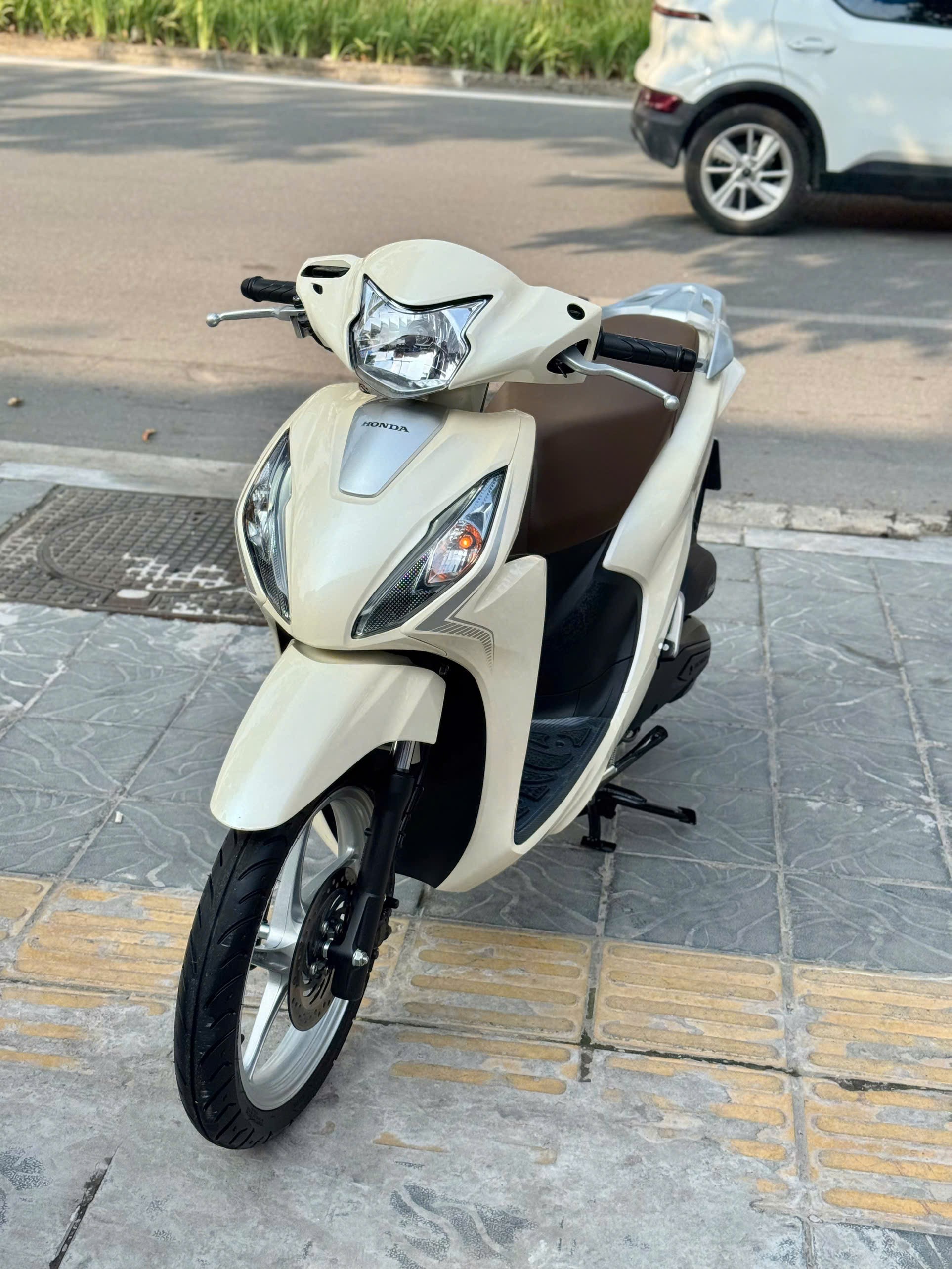 Vision 2024 cổ điển vàng kem