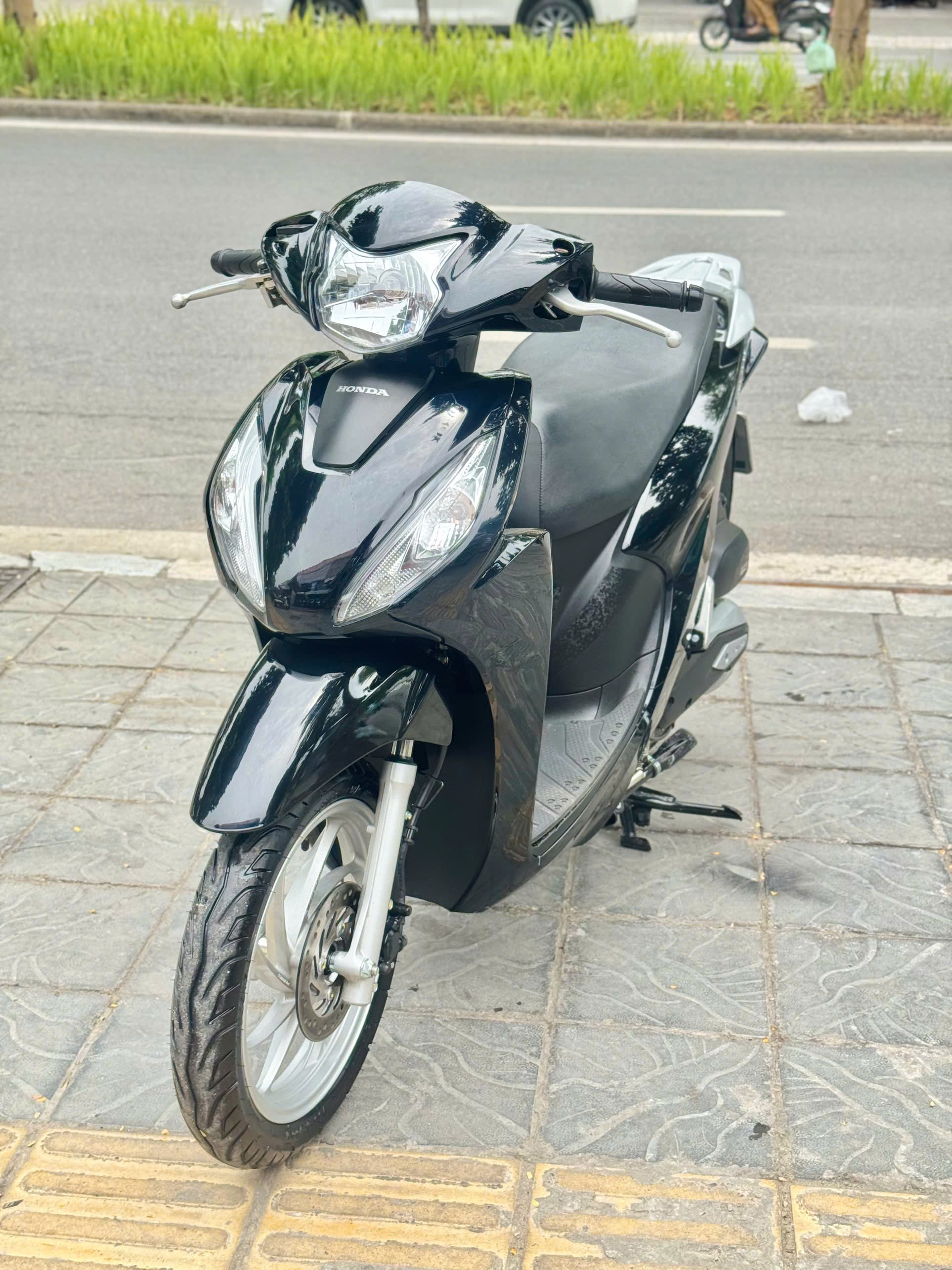Vision 2024 đen bóng 29BA-06103